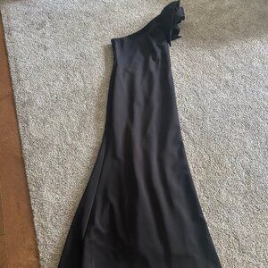 Formal Black Dress with One Shoulder with extra Accent